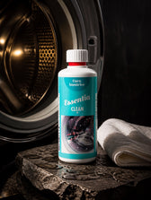 Essentia Clean ispred bubnja perilice rublja — urednička fotografija