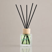 GLAMOUR diffuser Cardamom and Vetiver on a pastel background