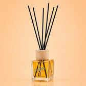 GLAMOUR diffuser Orange and Cinnamon on a pastel background